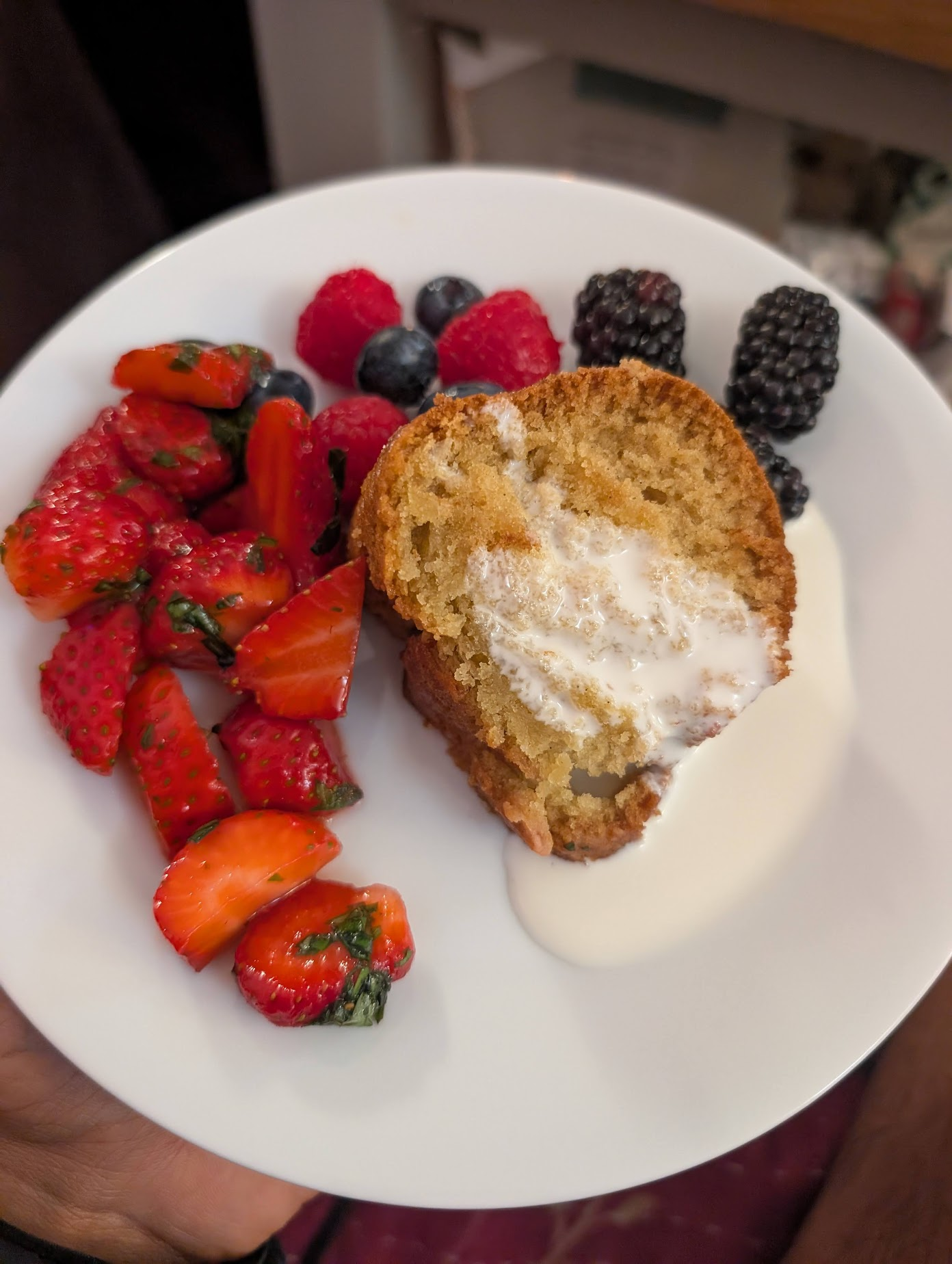 Vanilla cake with berries and cream